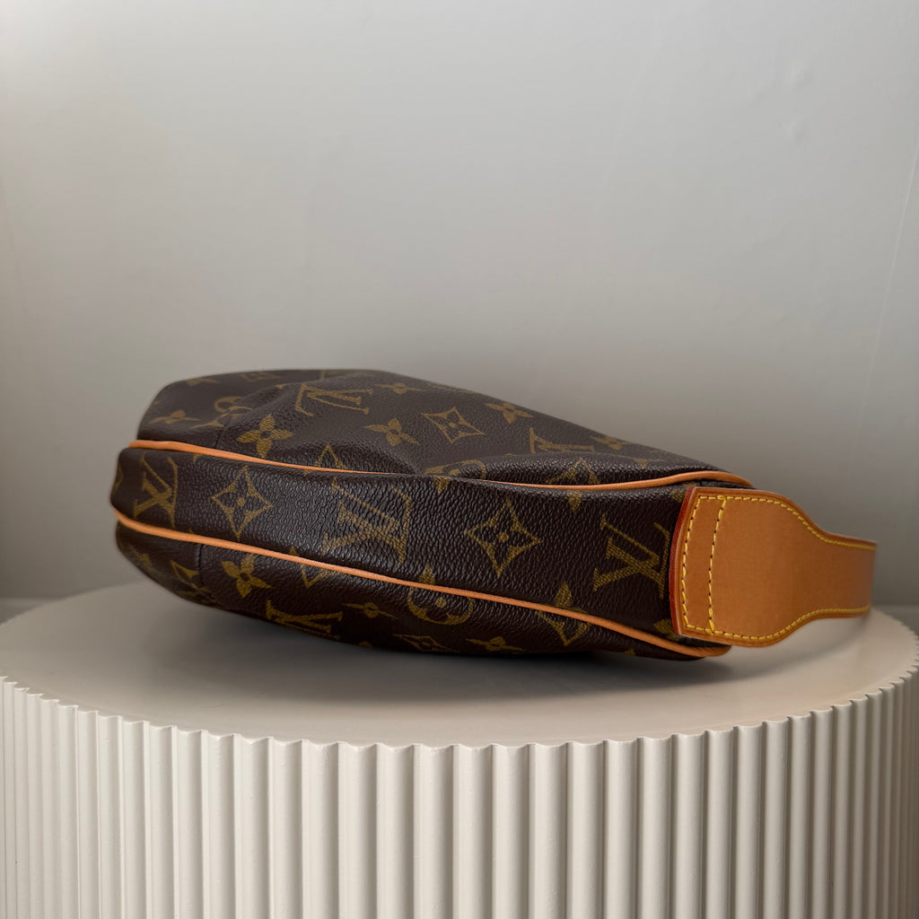 Louis Vuitton croissant MM