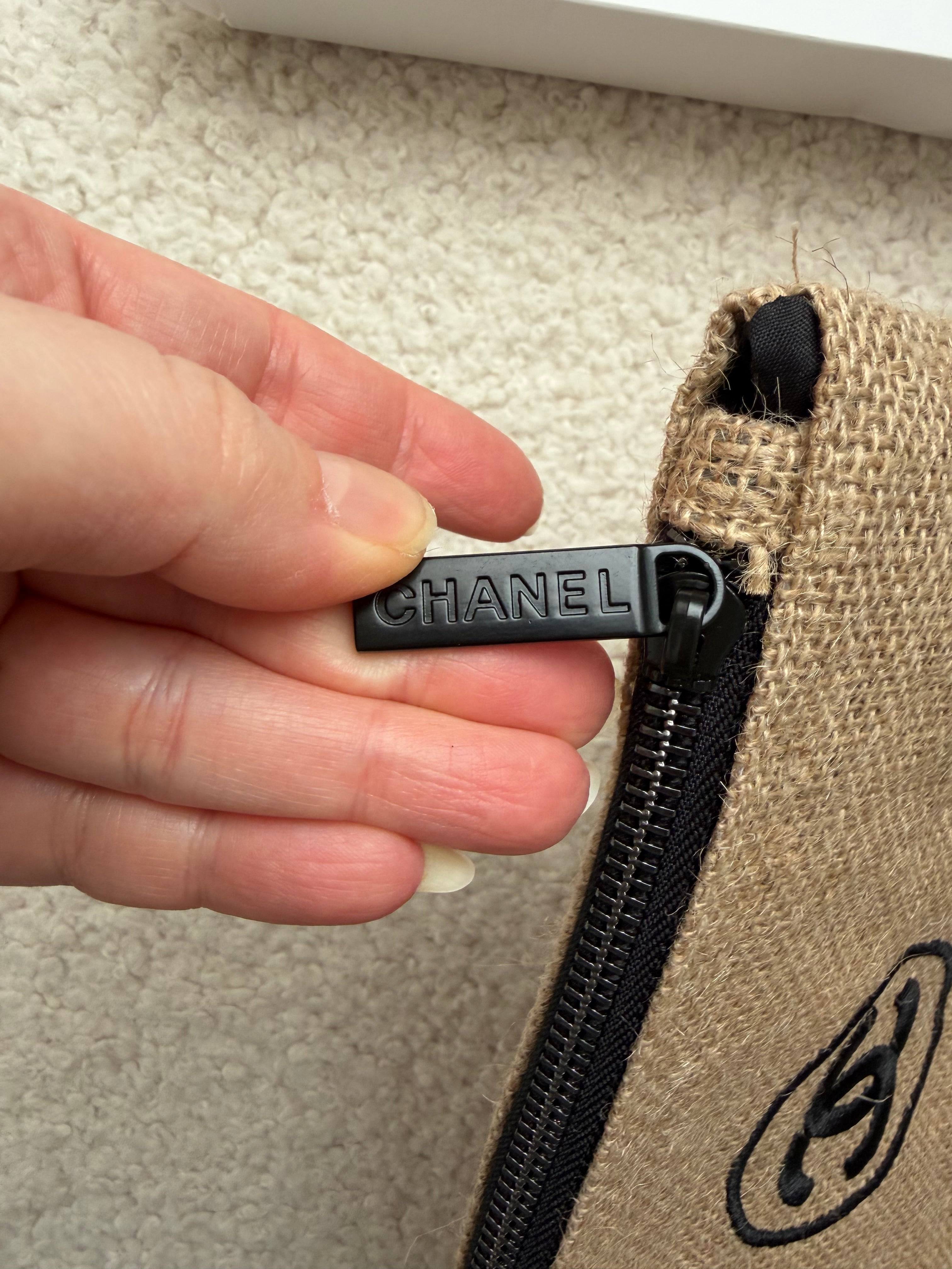 Vintage authentieke Chanel make-up pouch vermaakt tot een tas