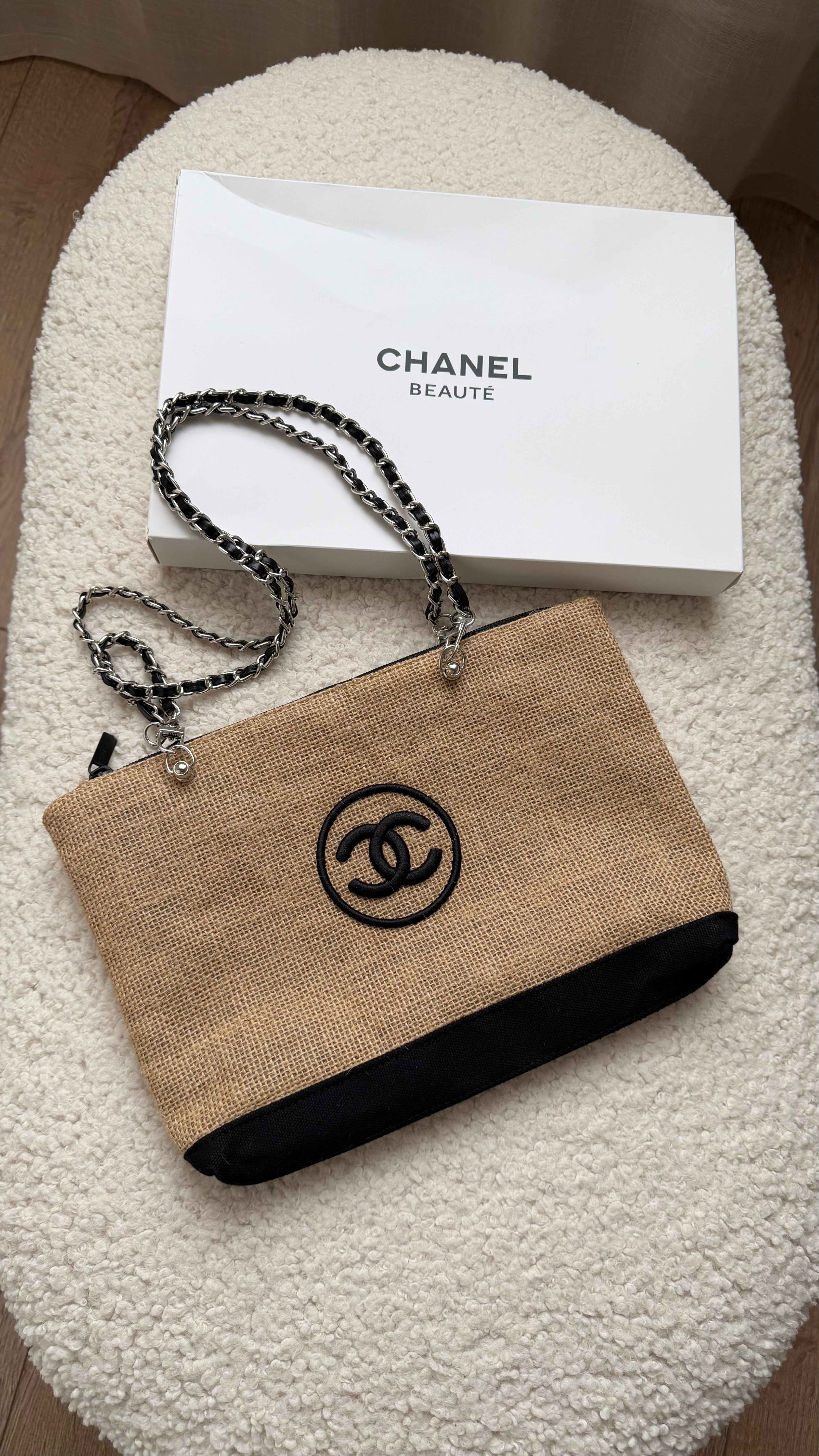 Vintage authentieke Chanel make-up pouch vermaakt tot een tas