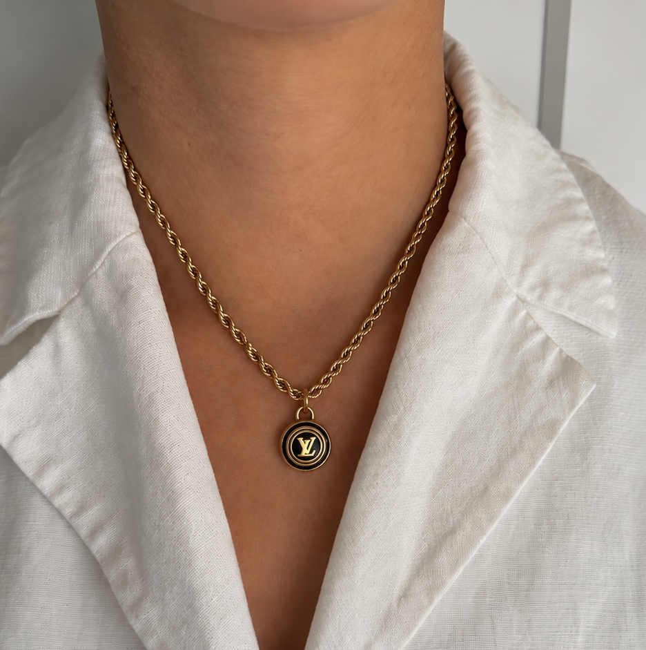 Vintage Louis Vuitton sleutelhanger bedel rond lv | Ketting