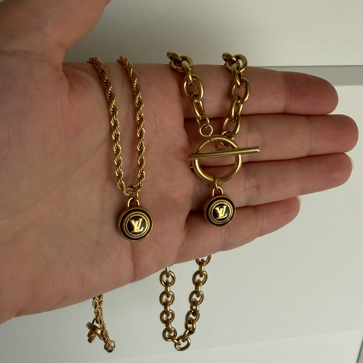 Vintage Louis Vuitton sleutelhanger bedel rond met lv | Ketting