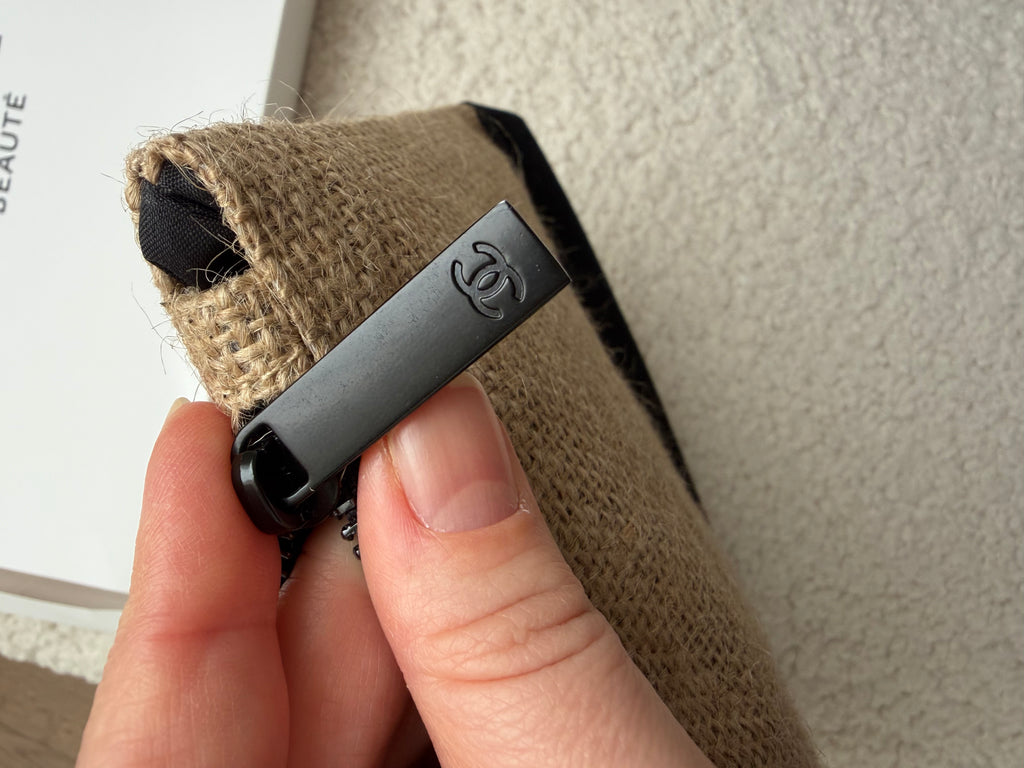 Vintage authentieke Chanel make-up pouch vermaakt tot een tas