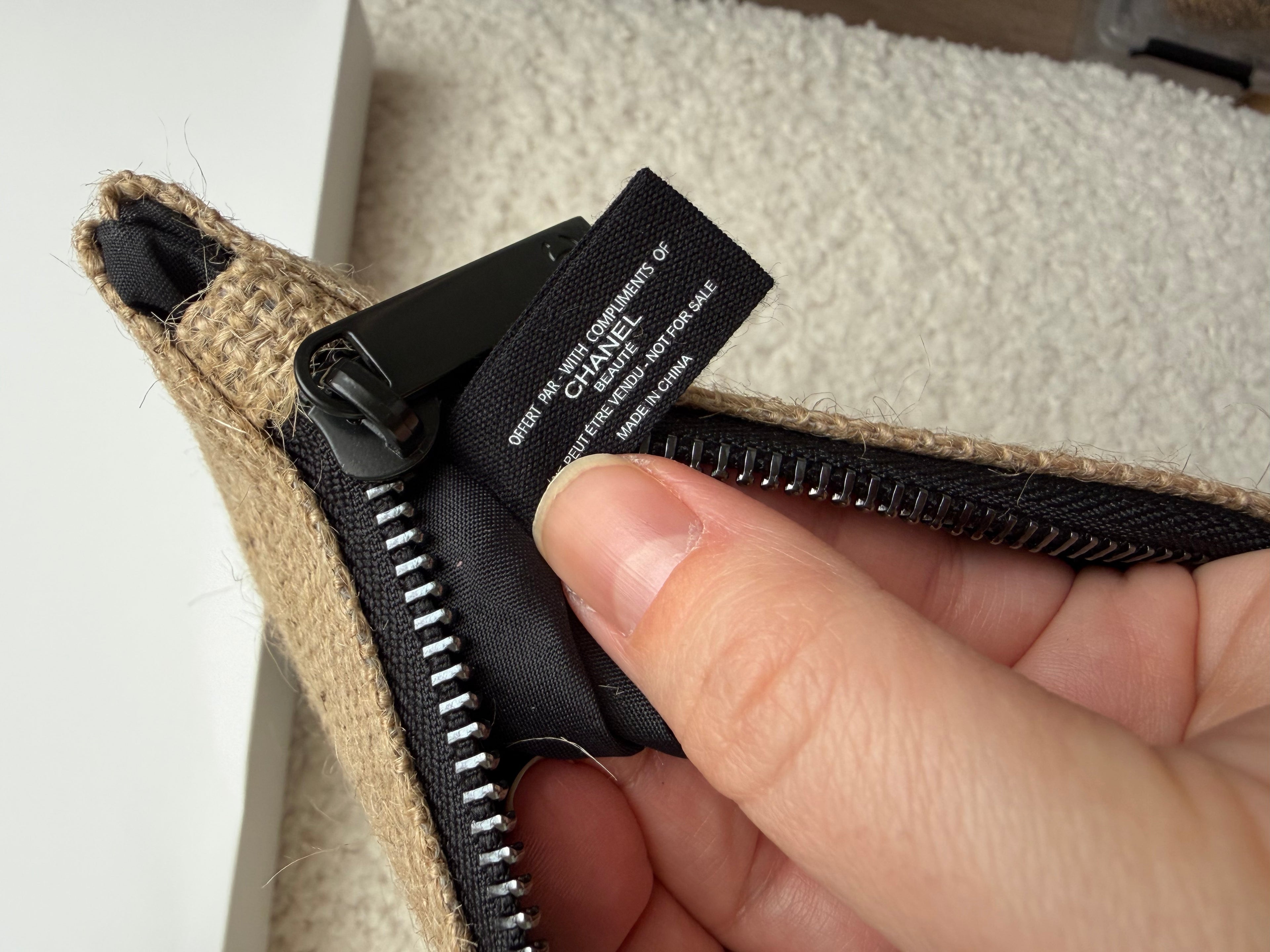 Vintage authentieke Chanel make-up pouch vermaakt tot een tas