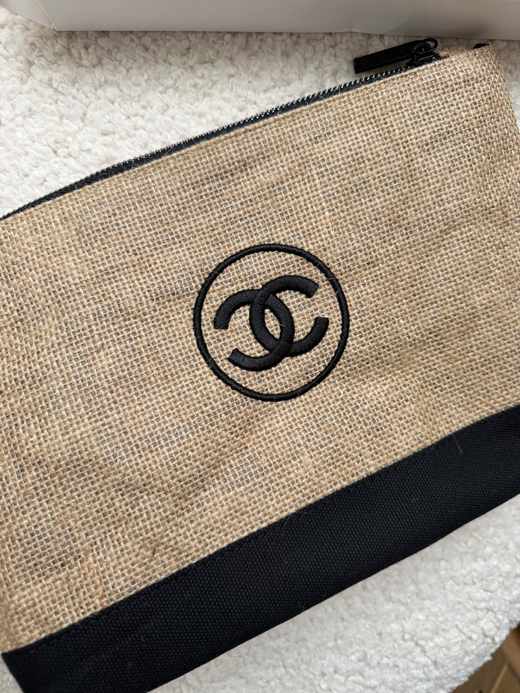 Vintage authentieke Chanel make-up pouch vermaakt tot een tas